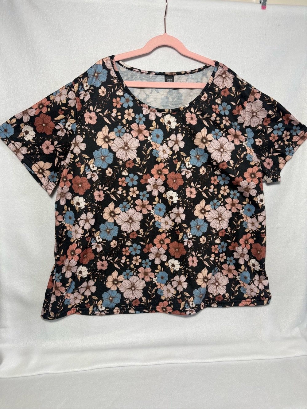 SHEIN Curve Women’s Plus Size Floral Print Top Black